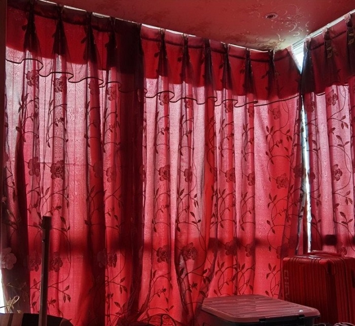 Rèm Cửa Căn Hộ Sặc Sỡ Nhìn Vui Mắt Nhưng Nhanh Hối Hận